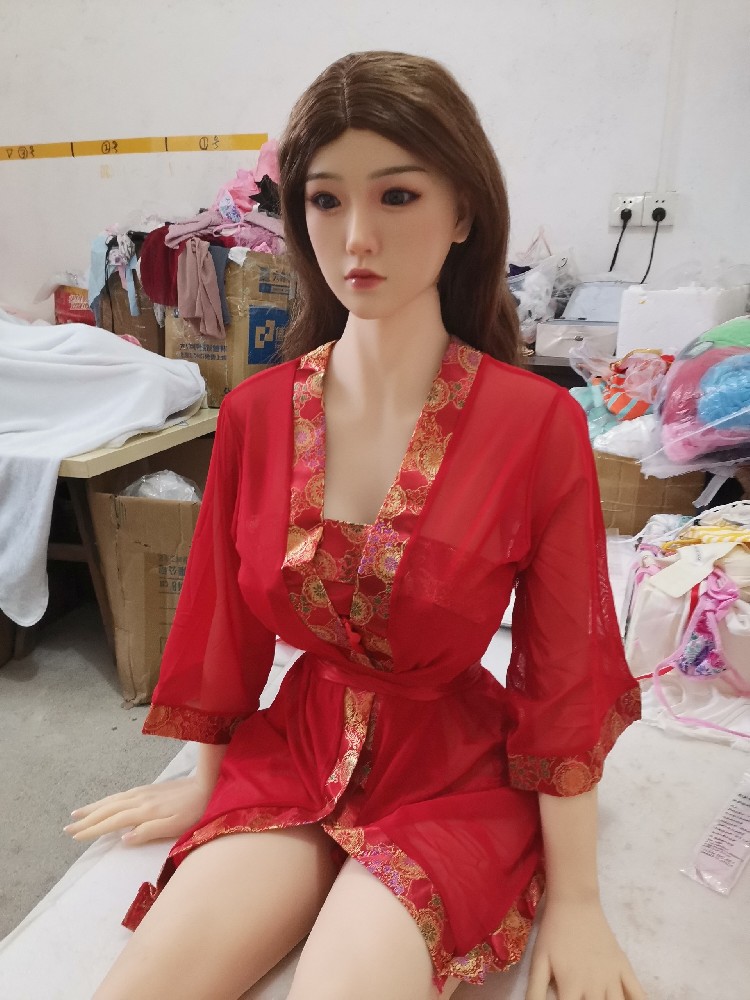 1.6米硅胶头，带下ti夹吸语音功能，大腿根磨损，后背微瑕，大腿关节有点松，790邮自理