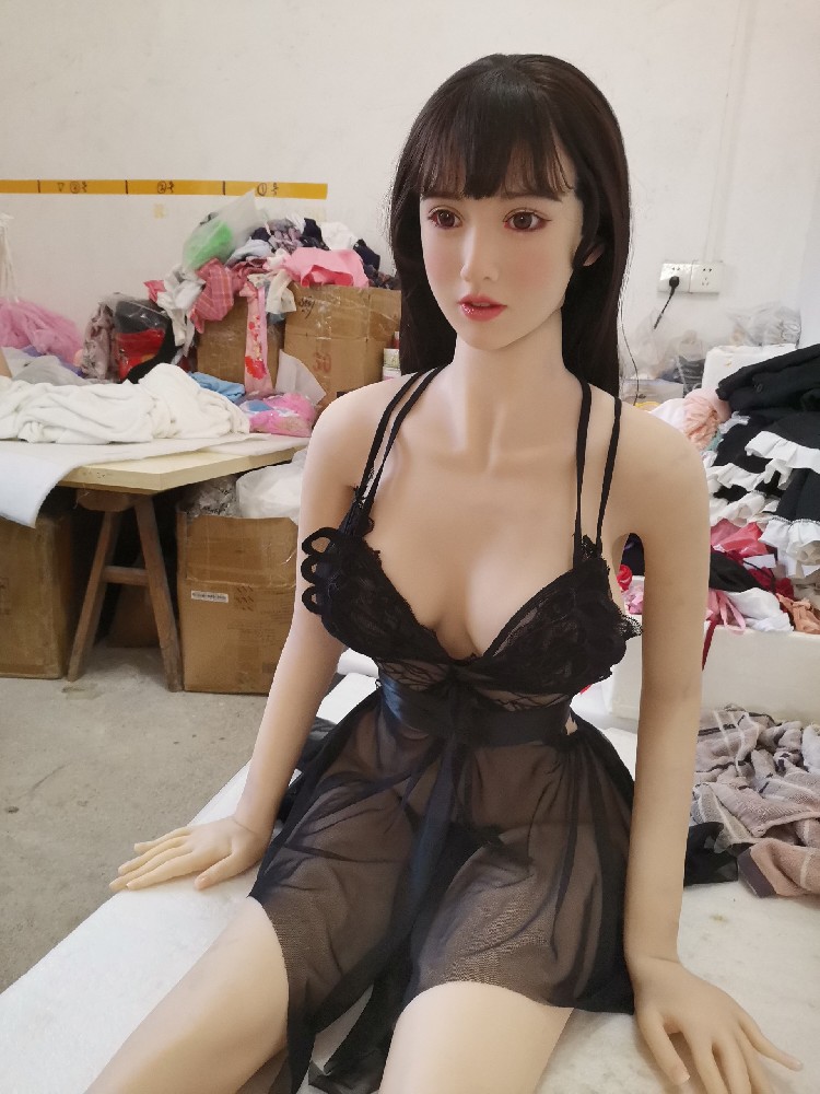 1.68米，硅胶头植发，带下ti夹吸触摸发音功能，脚底微瑕，950邮自理