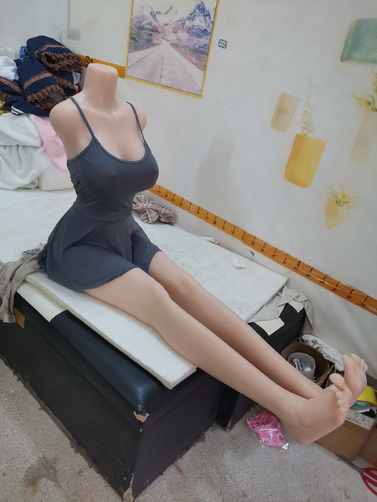 无头无手娃娃高1.5米，带下ti夹吸语音功能，590邮自理